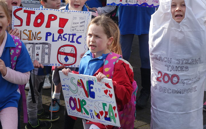 Students from around the Wellington region protested outside Parliament in support of a petition to ban plastic bags. Photo: RNZ / Mei Heron