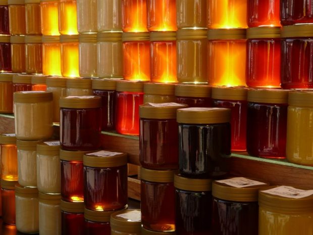 Jars of honey. Source: Pixabay