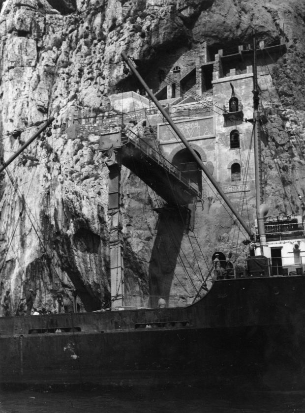 Porto Flavia - Ship loading - Courtesy ASM (Archivio storico Minerario, collezione digitale)