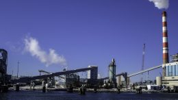 Coal-fired power plant in the Harbor at Bridgeport, Connecticut (USA). (Photo: Iracaz)