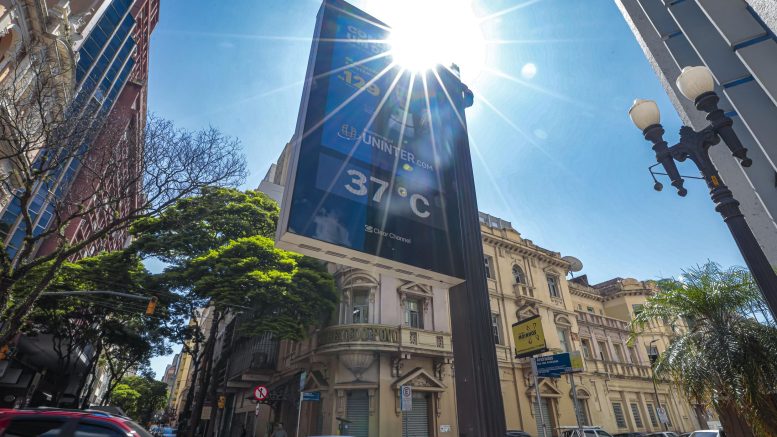 Temperature on a city screen in Porto Alegre, Brazil. Photo credit: Alex Rocha/PMPA (Wikimedia)